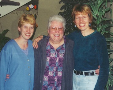 Mum & girls.jpg (32931 bytes)